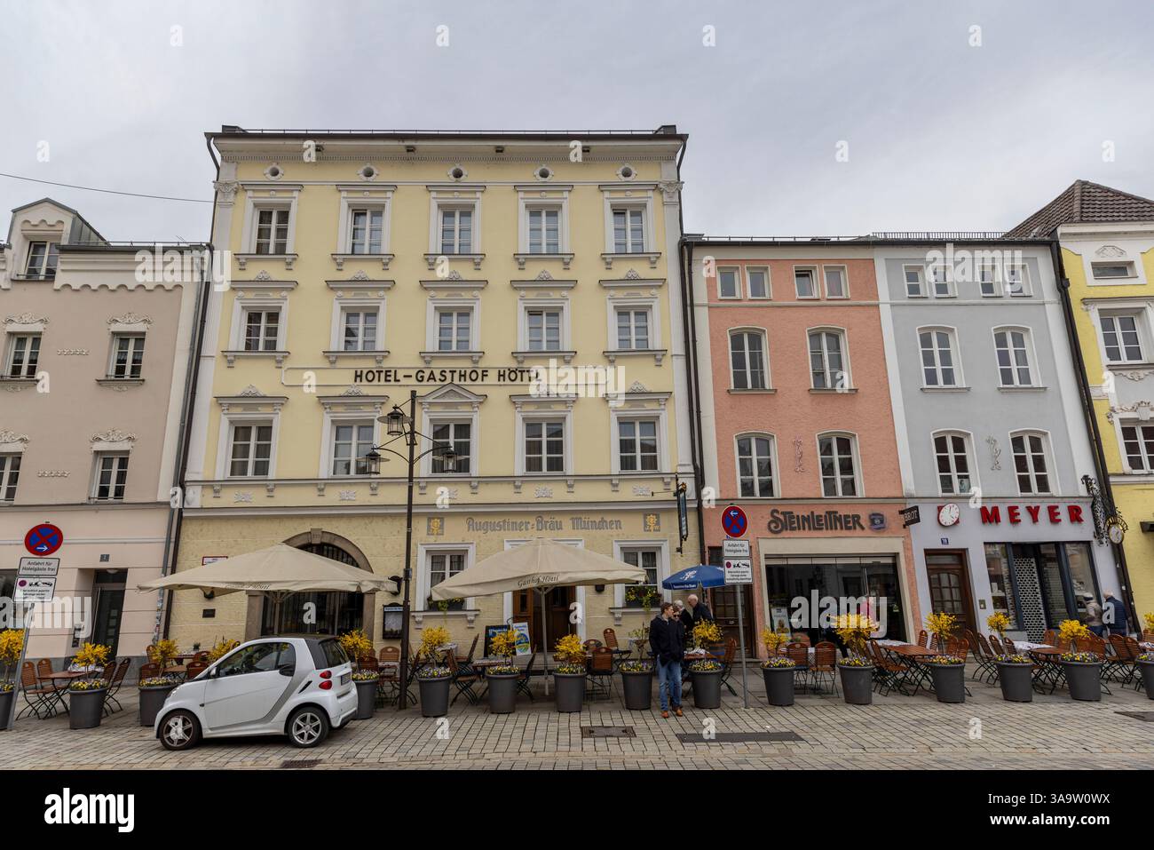 Deggendorfer Altstadt mit Touristen an einem frühlingssonntag Stockfoto