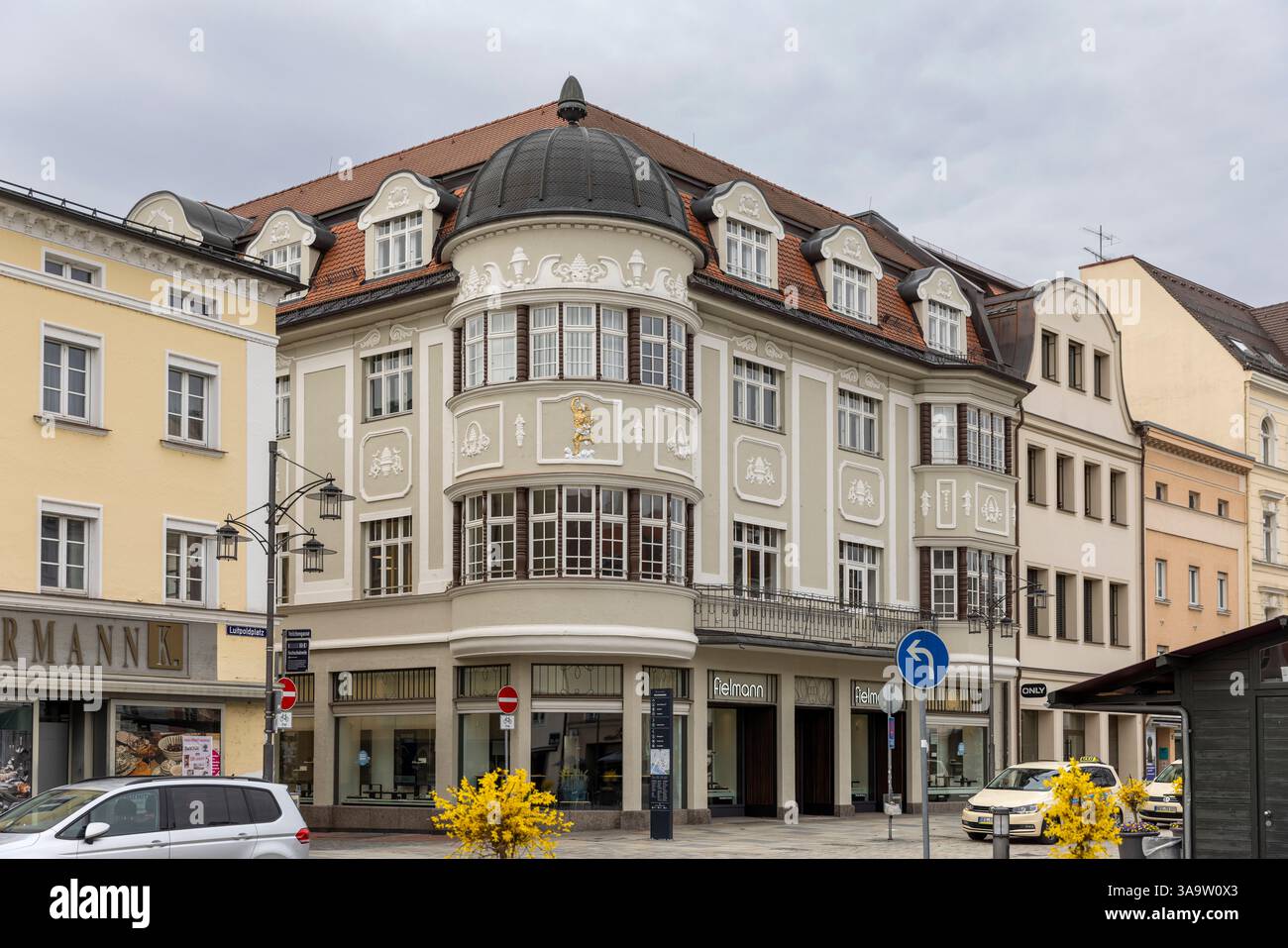 Deggendorfer Altstadt mit Touristen an einem frühlingssonntag Stockfoto