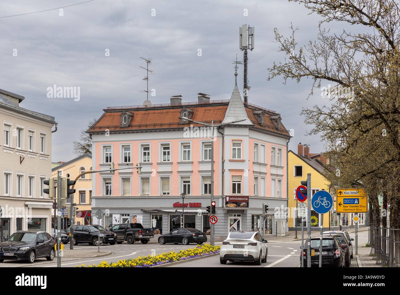 Deggendorfer Altstadt mit Touristen an einem frühlingssonntag Stockfoto