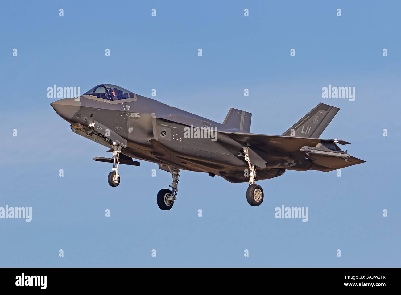 Die United States Air Force F35 Lightning Strike landet bei der RAF Lakenheath nach Einem Training in Norfolk, Vereinigtes Königreich Stockfoto Die United States Air Force F35 Lightning Strike landet bei der RAF Lakenheath nach Einem Training in Norfolk, Vereinigtes Königreich Stockfoto
