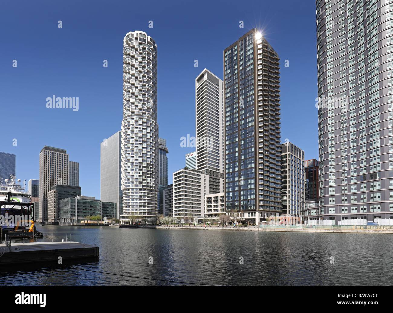 London, Großbritannien. Die Entwicklung der Canary Wharf aus südöstlicher Sicht, April 2025. Neue Wohntürme zeigen: Ein Park Drive (nach links) Stockfoto