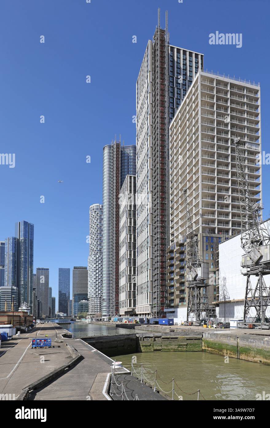 London Docklands: East Lock verbindet die Themse mit South Dock mit Canary Wharf rechts, Heron Quay links. Stockfoto