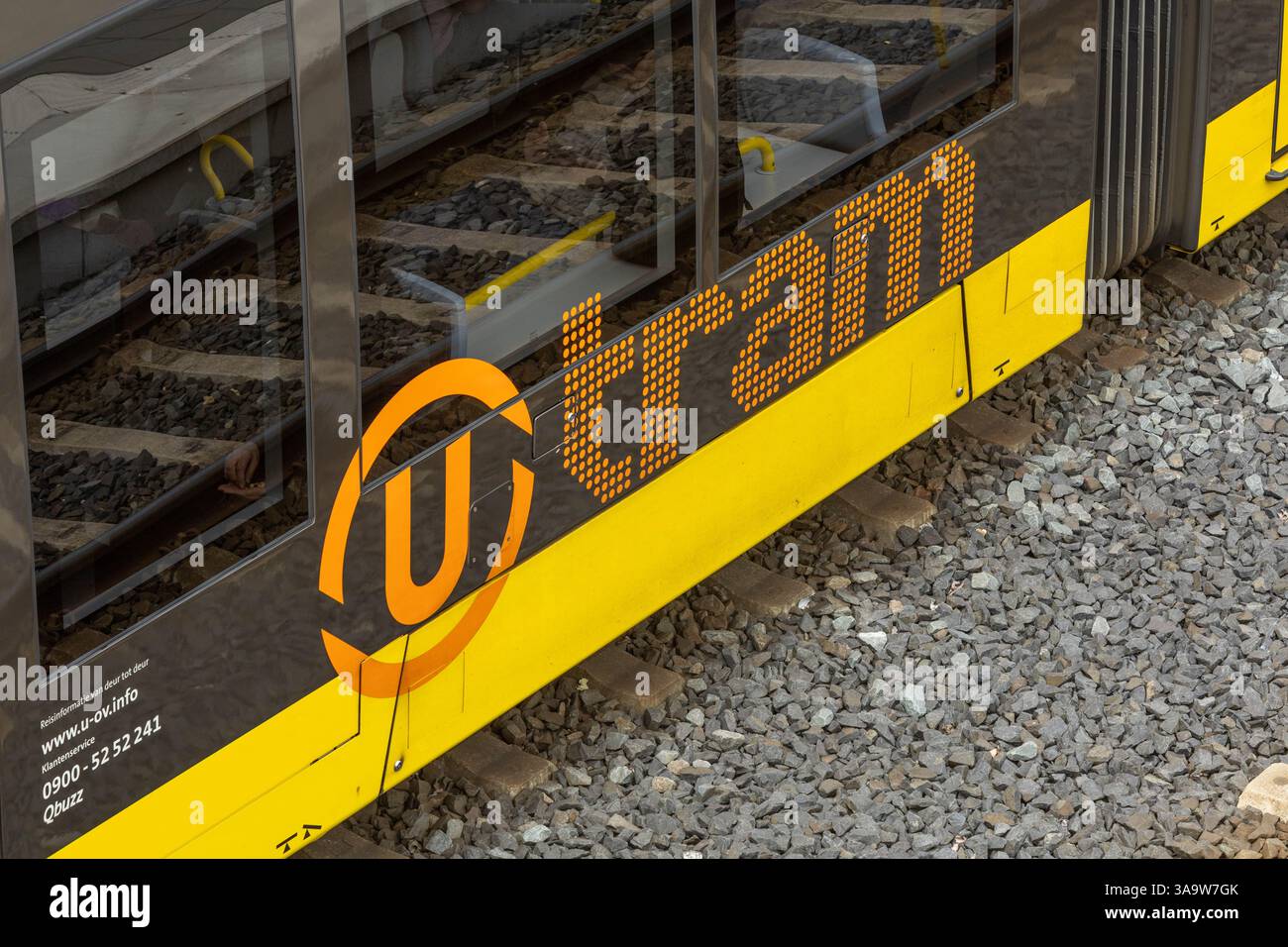 Utrecht, Niederlande. 8. Juni 2024. Straßenbahn Utrecht. U-Logo und Text Tram an der Seite des Fahrzeugs Stockfoto