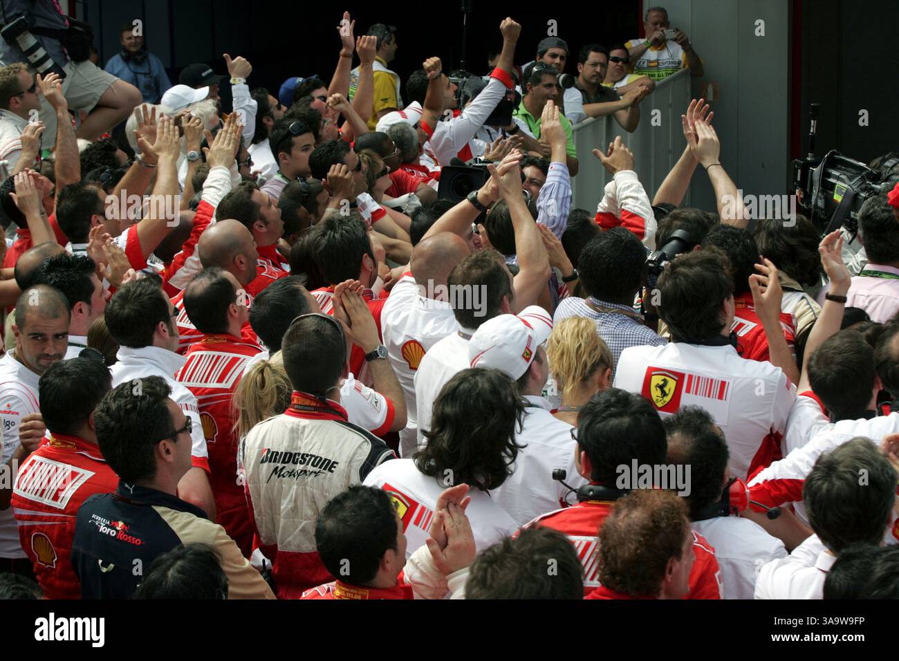 Ferrari feiert im Parc Ferme. Formel-1-Weltmeisterschaft, Rd 4, Großer Preis Von Spanien, Rennen, Barcelona, Spanien, Sonntag, 13. Mai 2007...DIGITALES BILD. (Kreditbild: ©Sutton Motorsports/ZUMA Press) EINSCHRÄNKUNGEN: NUR Nord- und Südamerika RECHTE! Stockfoto