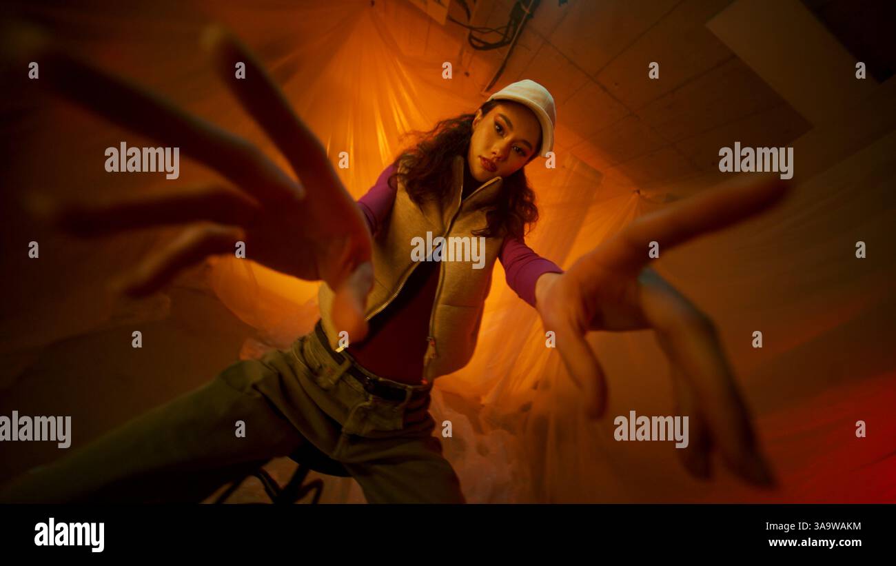 Dynamisches Urban Fashion Porträt mit dramatischer Beleuchtung und kreativer Komposition Stockfoto