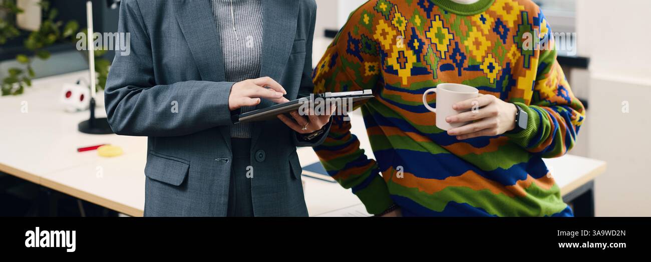 Kollegen, die im Büro einen Tablet-PC verwenden Stockfoto