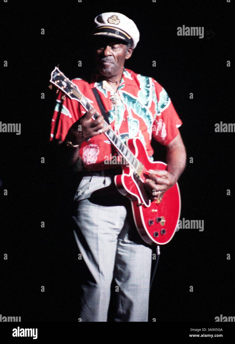 August 1997; Myrtle Beach, SC, USA; Rock n Roll Pioneer CHUCK BERRY tritt live auf, während seine Tour 1997 einen Halt am Palace Theater in South Carolina macht. Stockfoto