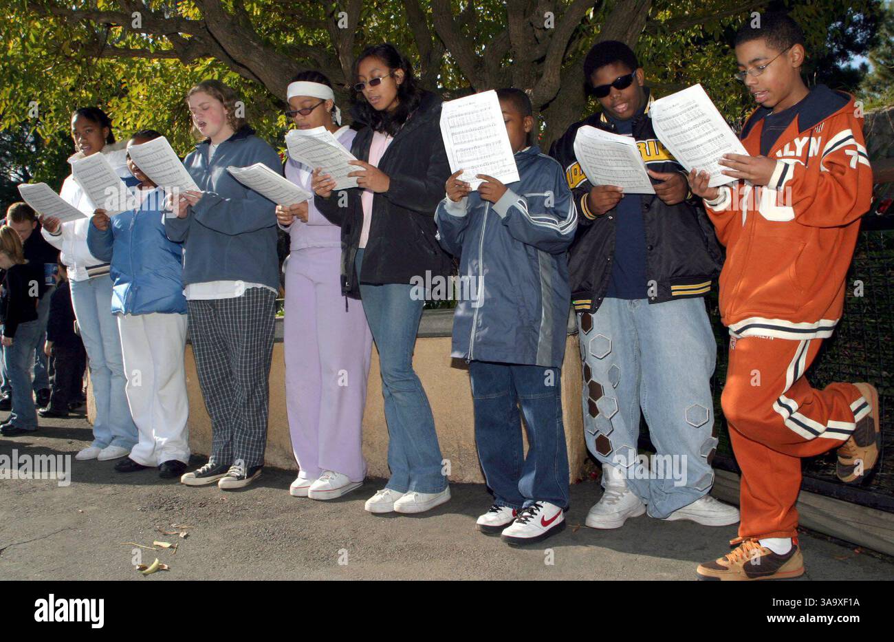 Die Mitglieder des Chors der Montera Middle School singen Weihnachtslieder im Oakland Zoo in Oakland, Kalifornien, am Samstag, den 11. Dezember 2004. (Dean Coppola/Contra Costa Times)/ZUMA Press Stockfoto