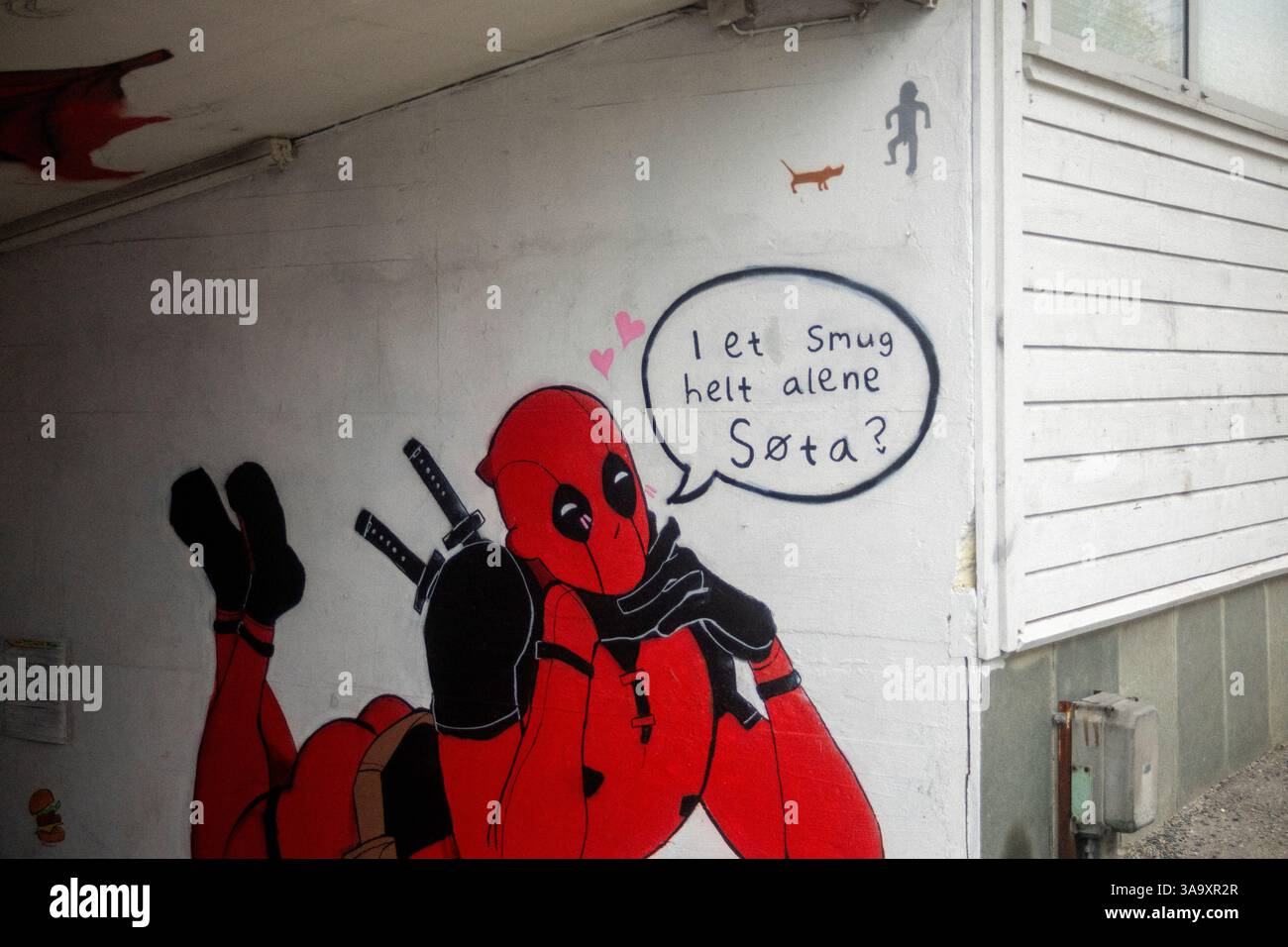 Superheld mit Graffiti an der Wand Stockfoto