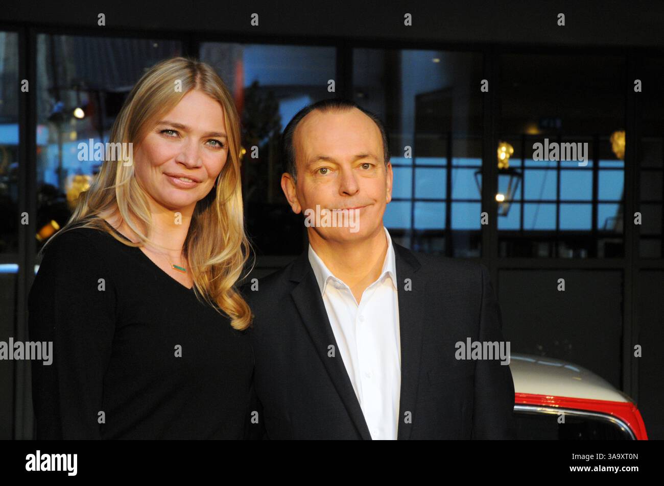 Die Moderatoren Jodie Kidd und Quentin Willson, mit Autos aus der Show, darunter ein Jaguar E-TYPE und Aston Martin DB5, starten die Channel 5 Classic Car Show im Soho Hotel, London Stockfoto