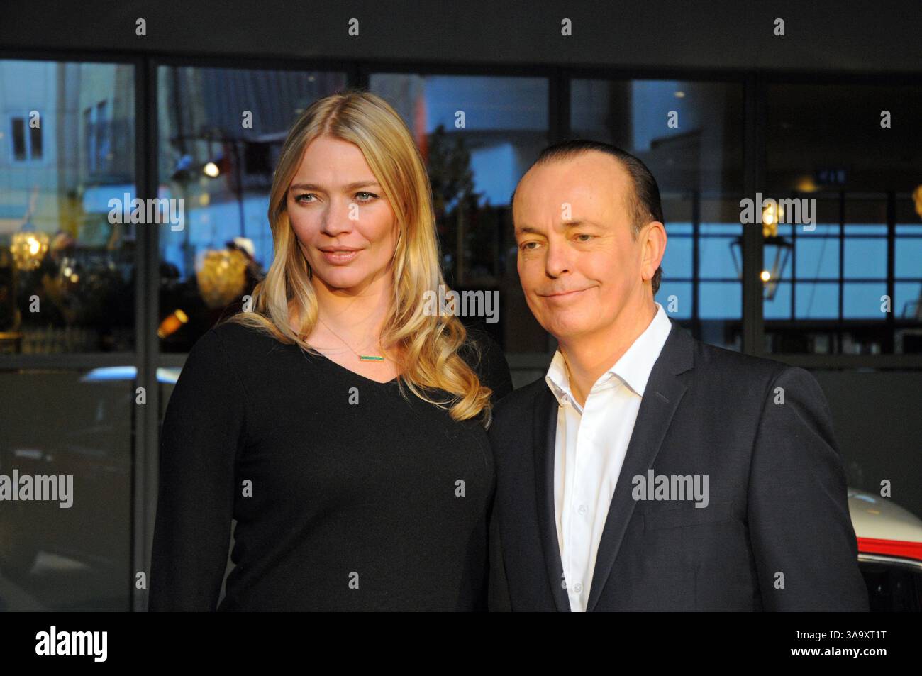 Die Moderatoren Jodie Kidd und Quentin Willson, mit Autos aus der Show, darunter ein Jaguar E-TYPE und Aston Martin DB5, starten die Channel 5 Classic Car Show im Soho Hotel, London Stockfoto