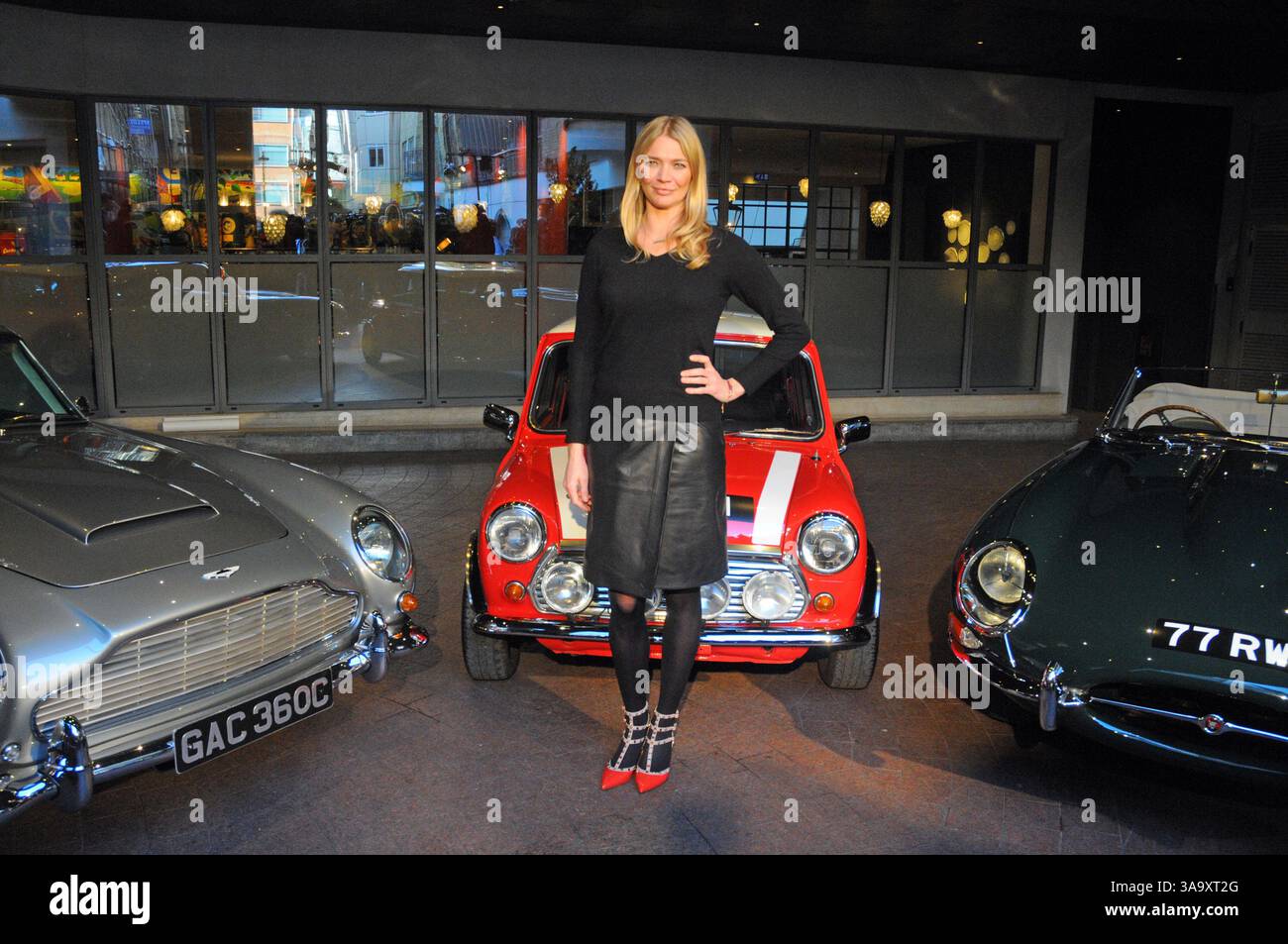 Die Moderatoren Jodie Kidd und Quentin Willson, mit Autos aus der Show, darunter ein Jaguar E-TYPE und Aston Martin DB5, starten die Channel 5 Classic Car Show im Soho Hotel, London Stockfoto