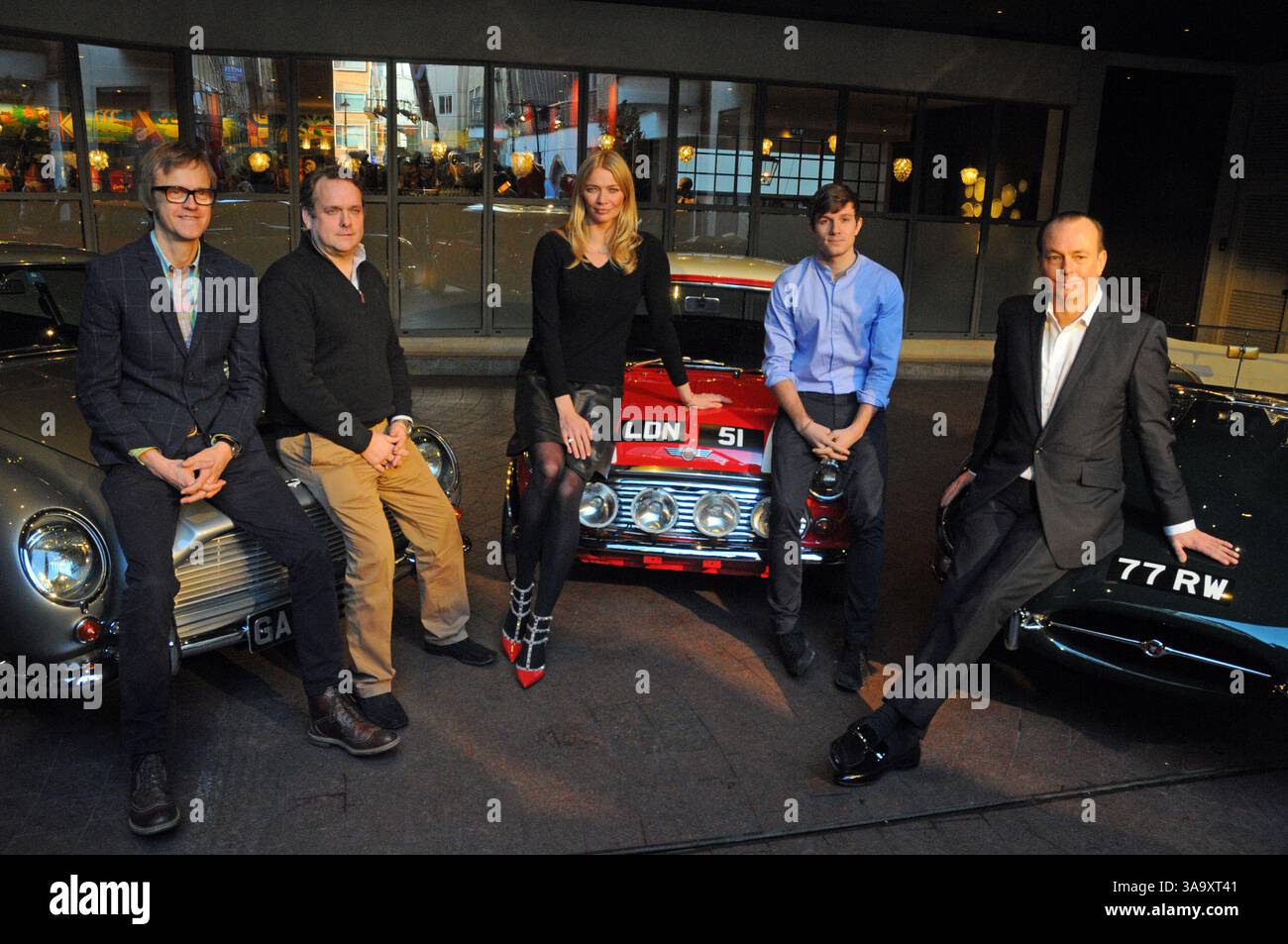 Die Moderatoren Jodie Kidd und Quentin Willson, mit Autos aus der Show, darunter ein Jaguar E-TYPE und Aston Martin DB5, starten die Channel 5 Classic Car Show im Soho Hotel, London Stockfoto