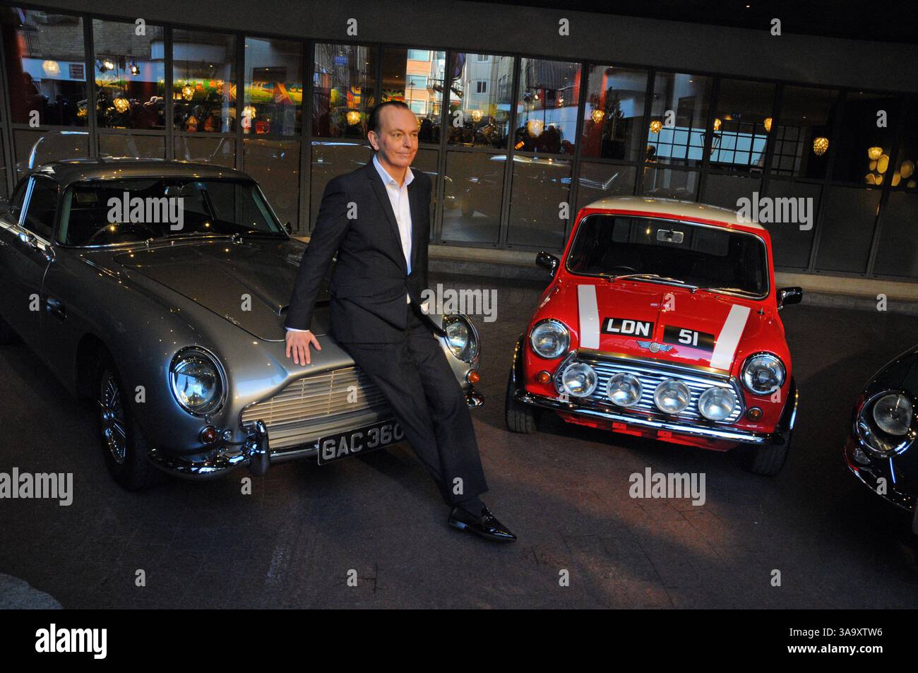 Die Moderatoren Jodie Kidd und Quentin Willson, mit Autos aus der Show, darunter ein Jaguar E-TYPE und Aston Martin DB5, starten die Channel 5 Classic Car Show im Soho Hotel, London Stockfoto