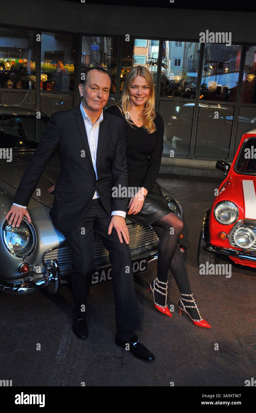 Die Moderatoren Jodie Kidd und Quentin Willson, mit Autos aus der Show, darunter ein Jaguar E-TYPE und Aston Martin DB5, starten die Channel 5 Classic Car Show im Soho Hotel, London Stockfoto