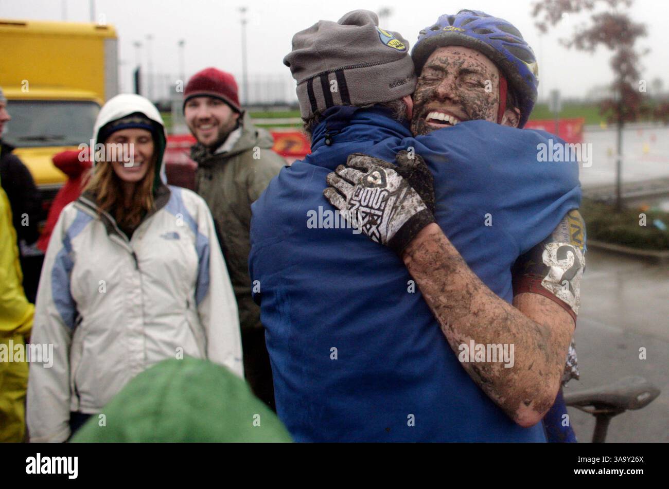 November 2006; Hillsboro, OR, USA; Georgia Gould, 26, aus Ketchum, wird von ihrem Vater Frank Gould nach ihrem dritten Platz im Elite Women's Event umarmt. Der Gran Prix von Cyclocross fand im Hillsboro Stadium, nur 29 km westlich von Portland, statt. Hunderte kamen aus der ganzen Nation, um zu beobachten, wie die Rennfahrer ihre Rennräder über eine etwa 3 km lange Strecke fuhren. Obligatorischer Credit: Foto von James W Prichard/ZUMA Press. (©) Copyright 2006 von James W Prichard Stockfoto