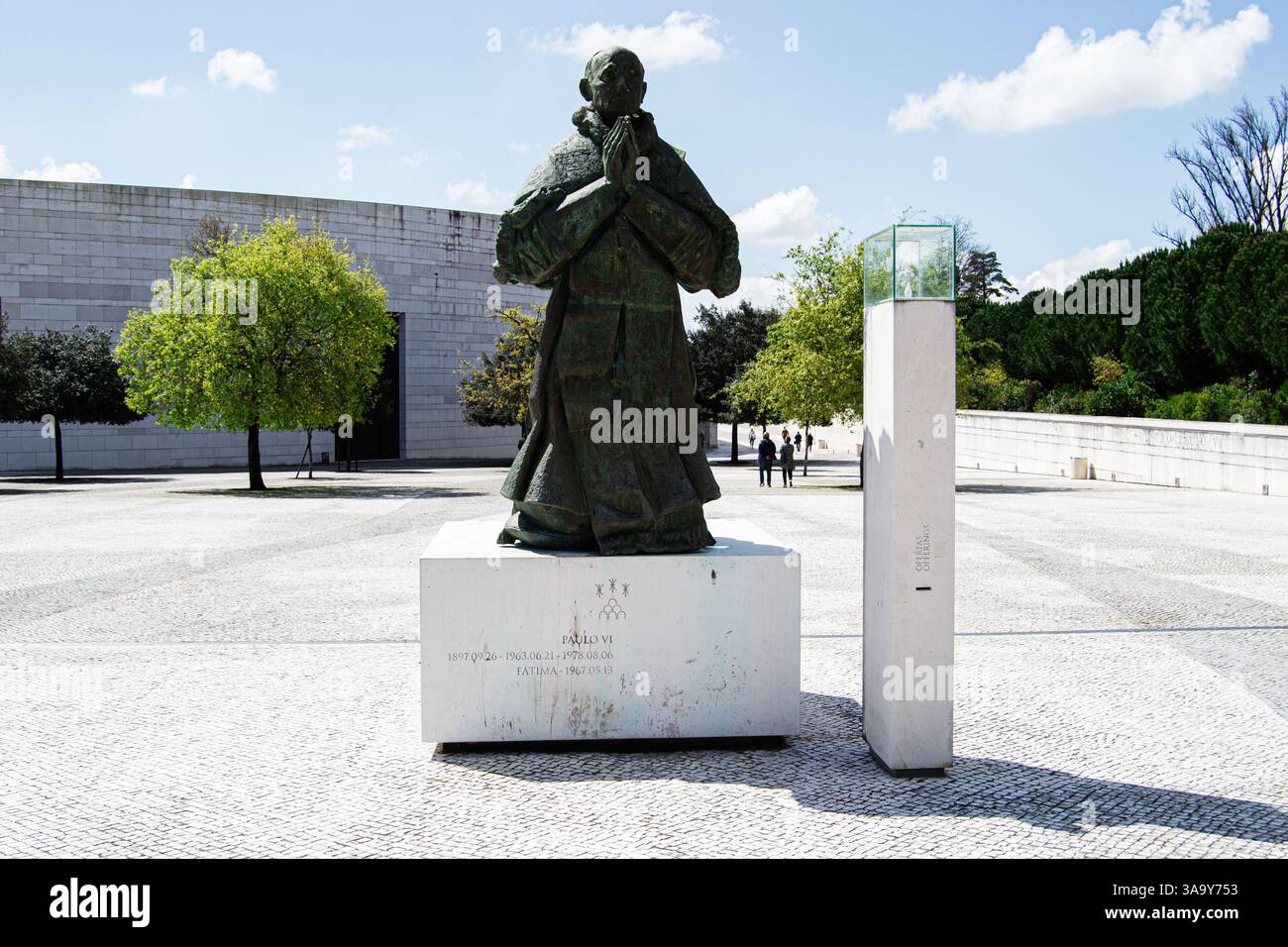 Fatima, Portugal - 26. März 2025: Eine Bronzestatue Papst Paul VI. In Fatima, Portugal, an einem sonnigen Tag mit klarem blauem Himmel. Giovanni Battista Enrico An Stockfoto