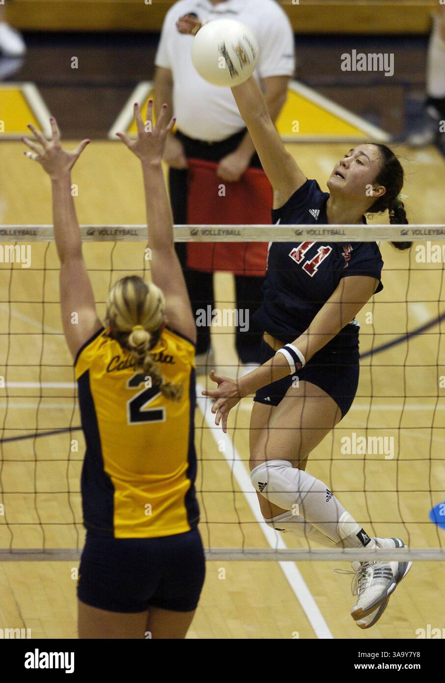 Saint Mary's Kaui Salzman, #11, stürzt den Ball, als Cals Samantha Carter, #2, während Spiel eins der NCAA Division I Frauen-Volleyball-Meisterschaft 2004 am Freitag, den 3. Dezember 2004 im Haas Pavilion in Berkeley, Kalifornien (Jose Carlos Fajardo/Contra Costa Times) /ZUMA Press blockiert Stockfoto