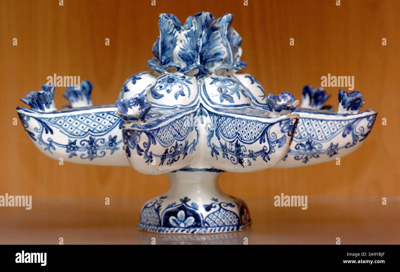 Niederlande, achtzehnten-neunzehnten Jahrhundert TafelSabbbath Lampe in der Reutlinger Community for Jewish Living, Freitag, 3. Dezember 2004, in Danville, Kalif. Das ist Teil der Sammlung von Ruth Eis. (Contra Costa Times/Susan Tripp Pollard)/ZUMA Press Stockfoto