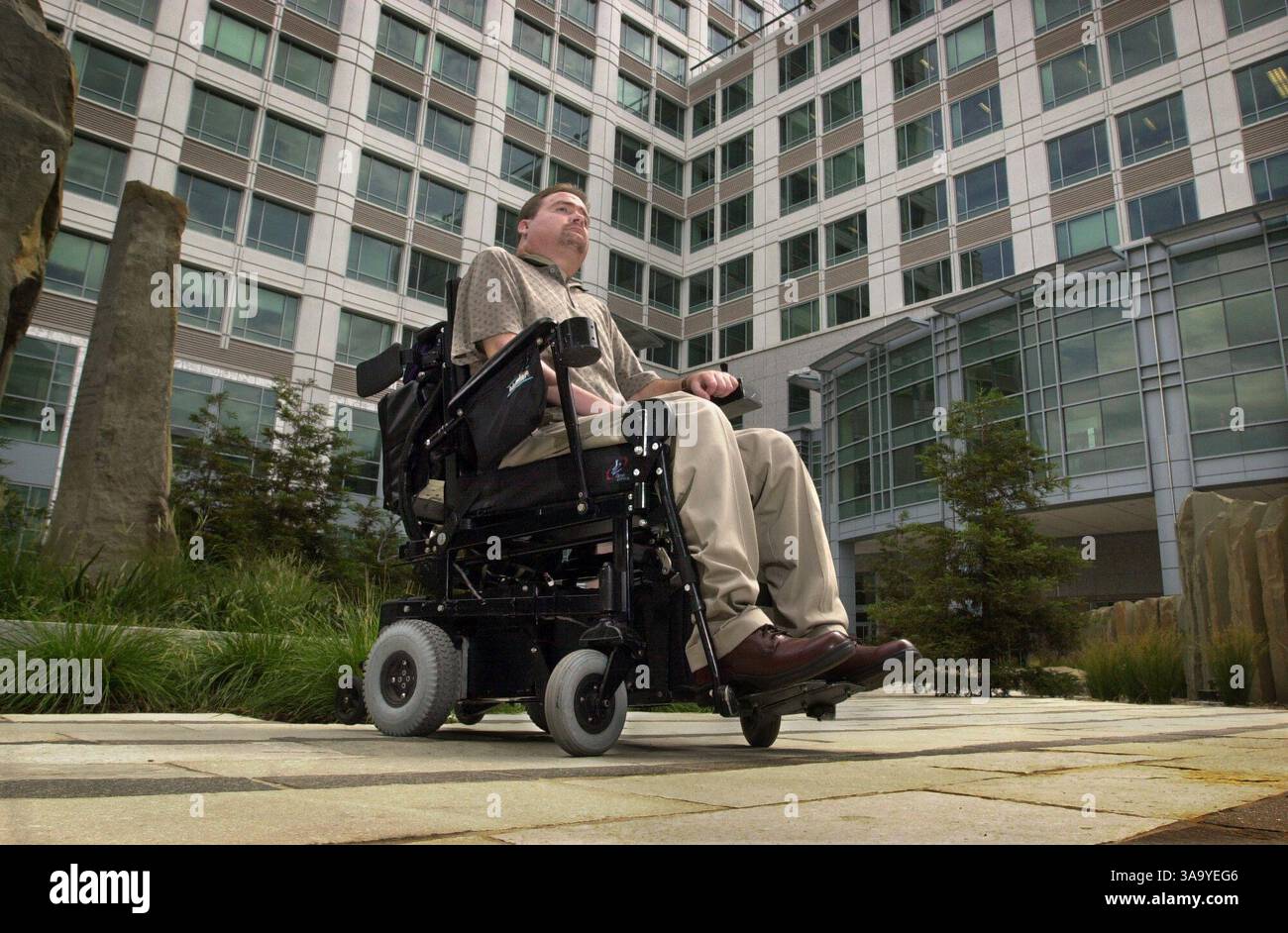 --- PASST ZU DER GESCHICHTE VON EMILY BAZAR------ Steve Lambert (cq) sitzt am Dienstag, den 3. Juli 2001 in seinem Rollstuhl vor dem Cal-EPA-Gebäude, wo der 35-Jährige als Verwaltungsassistent im Ministerium für Toxic Substance Control arbeitet. Lambert hat eine Beschwerde wegen der vielen Unzugänglichkeiten für Menschen mit Behinderungen innerhalb des neuen Gebäudes an der 10th Street und I Street eingereicht. Sacramento Bee / Randy Pench / ZUMA Press Stockfoto