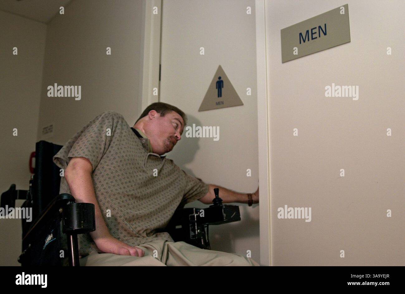 --- PASST ZU DER GESCHICHTE VON EMILY BAZAR------ Steve Lambert (cq) zeigt, wie schwierig es ist, eine Toilettentür zu öffnen (sollte einen Druckknopföffner haben) im Cal-EPA-Gebäude, in dem der 35-Jährige als Verwaltungsassistent im Ministerium für Toxic Substance Control arbeitet. Lambert hat eine Beschwerde wegen der vielen Unzugänglichkeiten für Menschen mit Behinderungen innerhalb des neuen Gebäudes an der 10th Street und I Street eingereicht. Sacramento Bee / Randy Pench / ZUMA Press Stockfoto