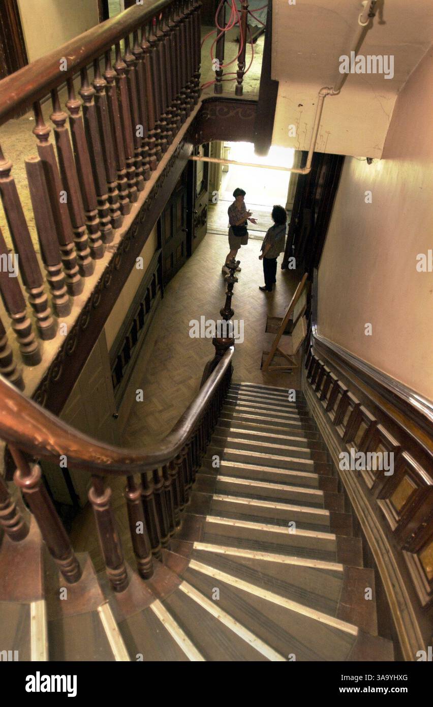Die Haupttreppe des Stanford Mansion führt am Donnerstag, den 24. Mai 2001 in die dritte Etage. Das historische Herrenhaus, das Mitte der 1980er Jahre von den California State Parks erworben wurde, wird bald komplett renoviert, um Mehrzweckveranstaltungen zu ermöglichen. Sacramento Bee / Randy Pench / ZUMA Press Stockfoto