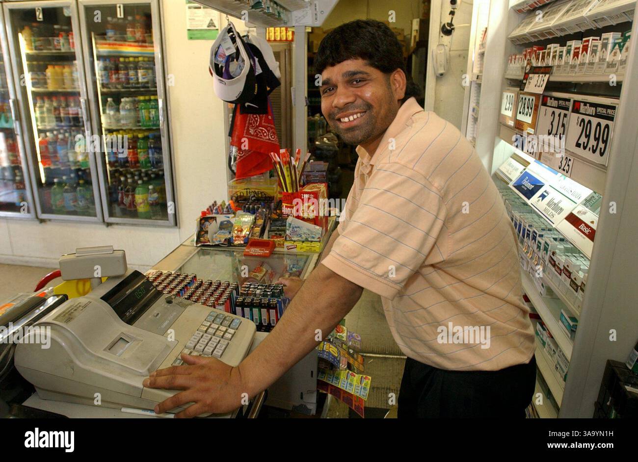 ALLE ZONER-- Manjit Kumar (cq), 30, steht an der Kasse seines North Highlands Bottle Shop in der Watt Avenue Freitag, 6. Juni 2003. Kumar hat Hunderte von Dollar für Lotteriescheine ausgegeben, hat aber nie gewonnen. Die Sacramento Bee / Randy Pench / ZUMA Press Stockfoto