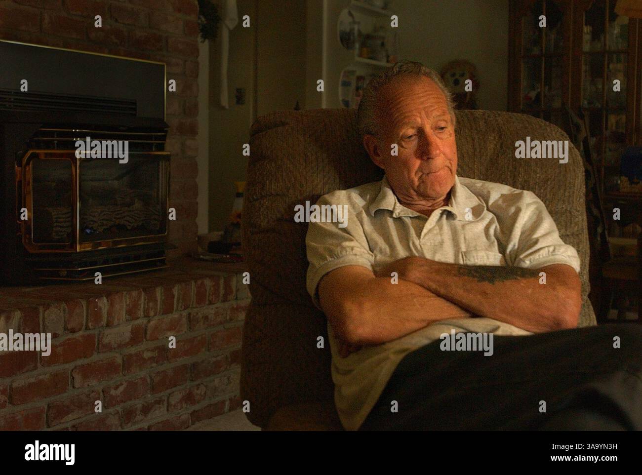 Richard Reese (cq), 72, von Sacramento, der an Lungenkrebs und Asbestose leidet, reflektiert über seine Krankheit und die Tatsache, dass seine Versicherung ihn nicht decken wird. Freitag, 7. November 2003. Sacramento Bee / Randy Pench / ZUMA Press Stockfoto