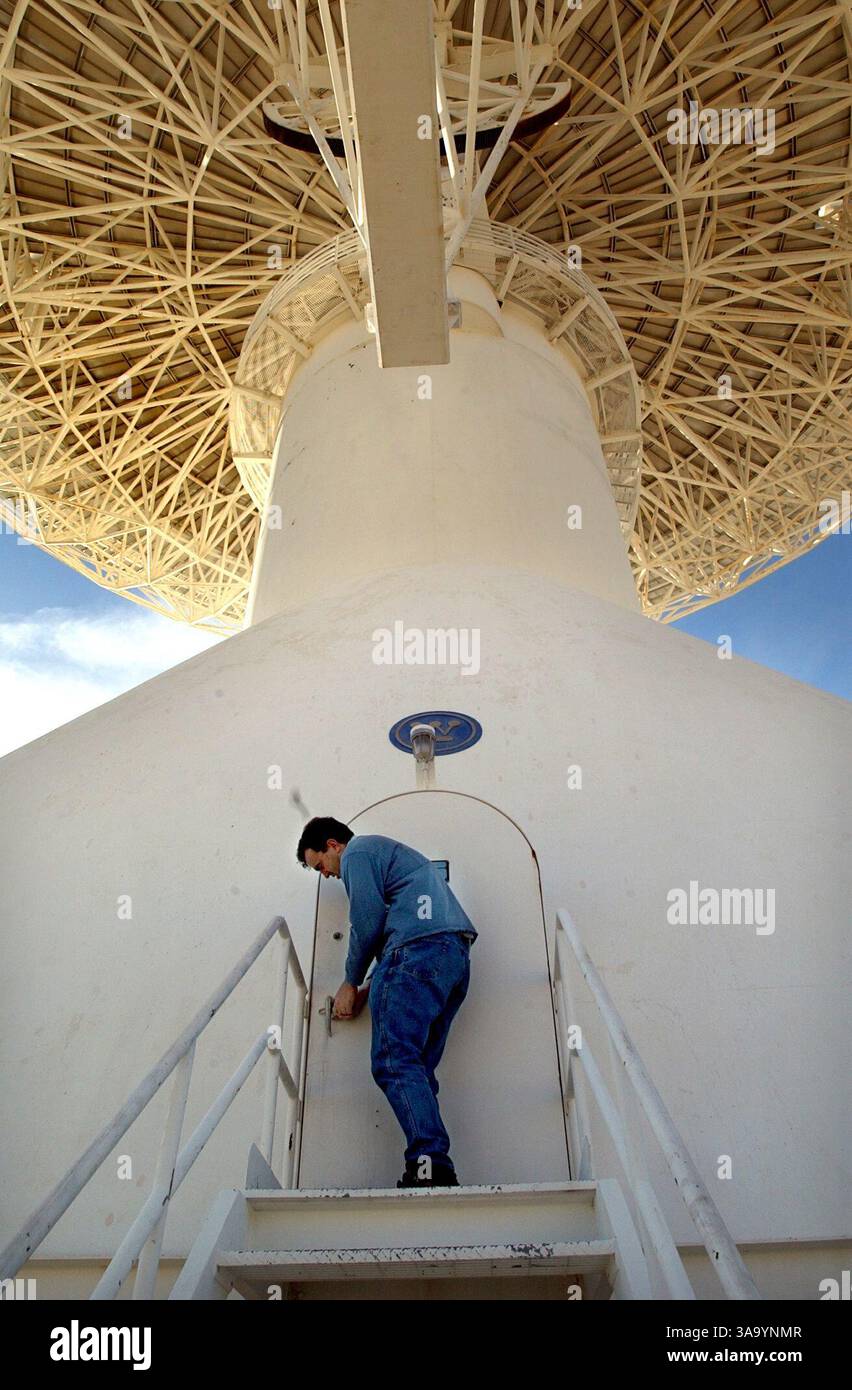 SEKUNDÄR--- in Big Pine wird ein riesiges Radioteleskop aus dem Jahr 1965 von Tony Beasley, Manager des CARMA (Combined Array for Research in Millimeter-Wave Astronomy), besucht. Sechs weitere Radioteleskope in der Nähe scannen den Himmel nach elektromagnetischen Wellen, die Wissenschaftlern helfen können, die großen Geheimnisse des Universums zu lösen. Wissenschaftler wollen diese sechs Radioteleskope und 17 andere in eine höhere Höhe in den Inyo Mountains bringen, wo sie besser funktionieren können. Freitag, 21. Februar 2003. Die Sacramento Bee / Randy Pench / ZUMA Press Stockfoto