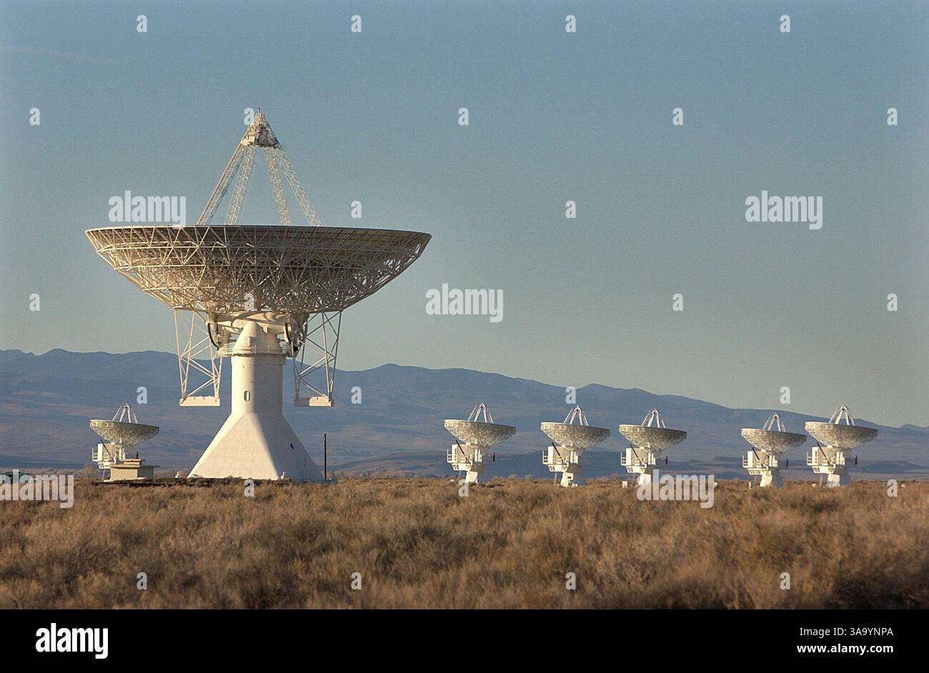 LEDE... in Big Pine, einem riesigen Radioteleskop, das 1965 gebaut wurde und jetzt für Training benutzt wird, windet sechs kleinere Radioteleskope, die den Himmel nach elektromagnetischen Wellen absuchen, die Wissenschaftlern helfen können, die großen Geheimnisse des Universums zu lösen. Wissenschaftler wollen diese sechs Radioteleskope und 17 andere in eine höhere Höhe in den Inyo Mountains bringen, wo sie besser funktionieren können. Freitag, 21. Februar 2003. Die Sacramento Bee / Randy Pench / ZUMA Press Stockfoto