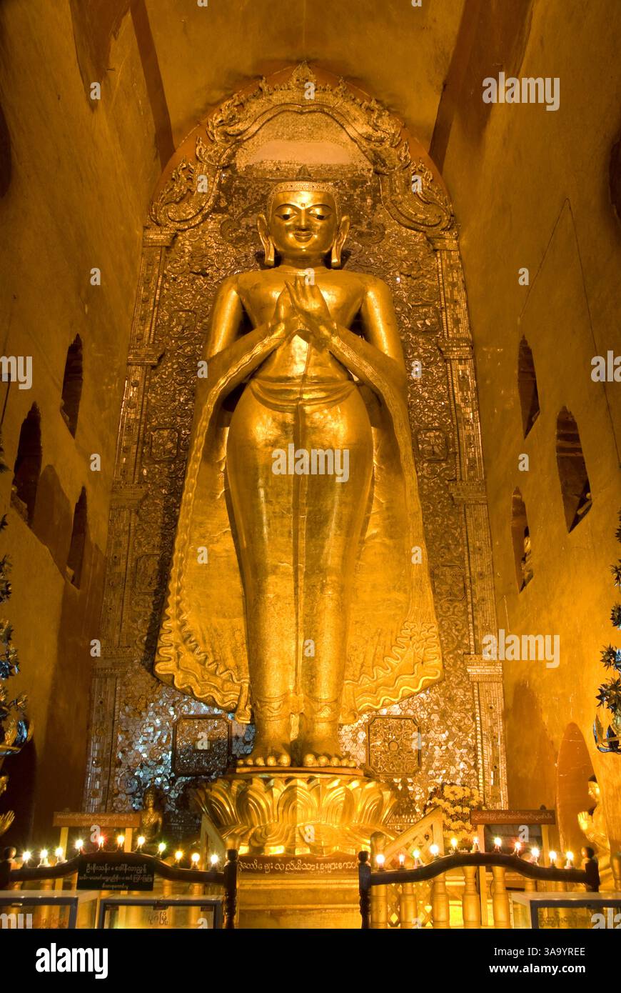 Myanmar (Birma), Bagan, Ananda Pahto, buddha-Statue, nach Norden gerichtet Stockfoto