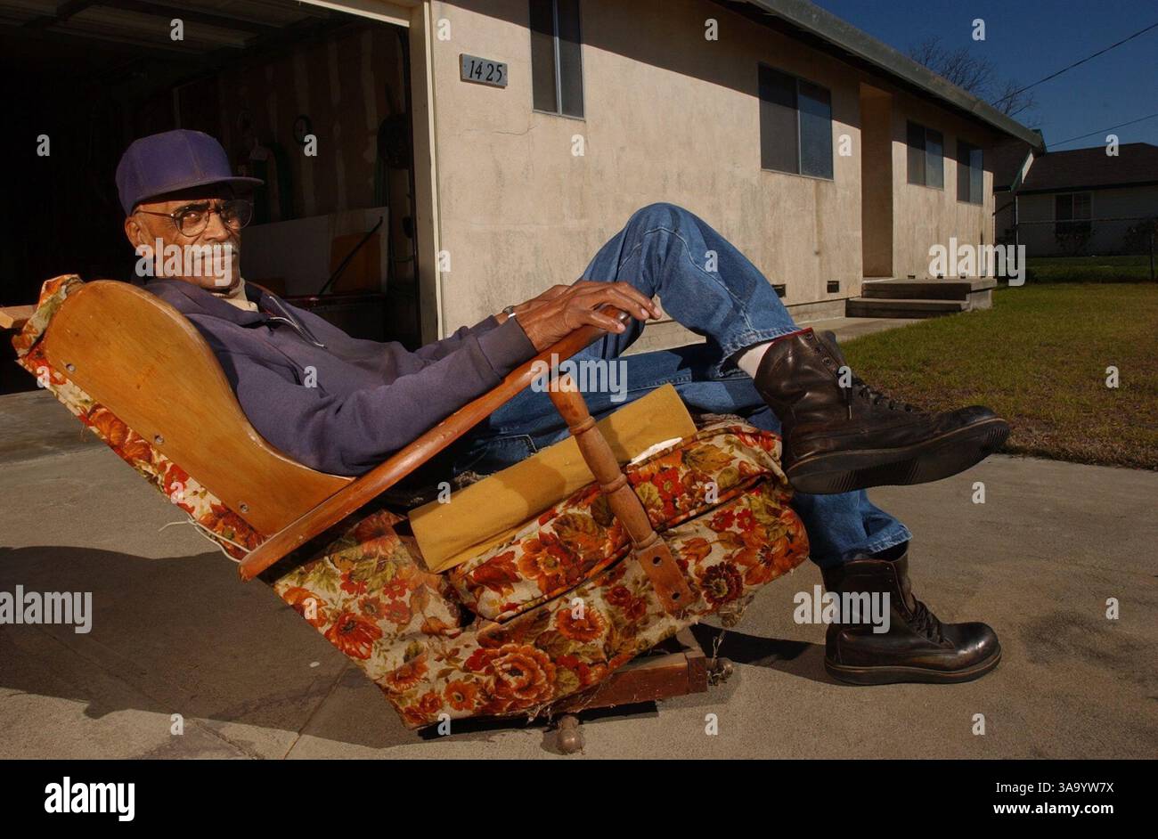 Joe Sullivan, 84, wird sein Haus an UC Davis spenden, wenn er stirbt. Der Verkaufserlös geht an die Krebsforschung. Er plant, in seinem Haus zu sterben. The Sacramento Bee/ Anne Chadwick Williams / 6. Februar 2004/ZUMA Press Stockfoto