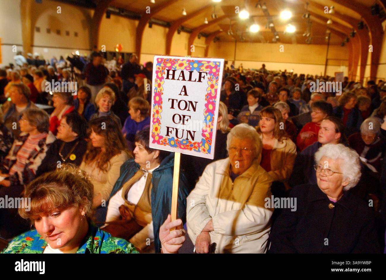 3. - Amy Wasley, von Rough and Ready, im Team „Half a Ton of Fun“, ist einer von 859 Leuten, die die Nevada County Meltdown-Herausforderung zur Gewichtsreduktion angenommen haben. Sie und ihr Team saßen in der ersten Reihe des wöchentlichen inspirierenden Meetings, das so groß ist, dass es auf den Nevada County Fairgrounds stattfinden muss. Ihr Team verlor zwischen dem 7. Und 27. Januar 47 Pfund. Sie bereiten sich auf die Bikinisaison vor. The Sacramento Bee/ Anne Chadwick Williams / 27. Januar 2004 /ZUMA Press Stockfoto