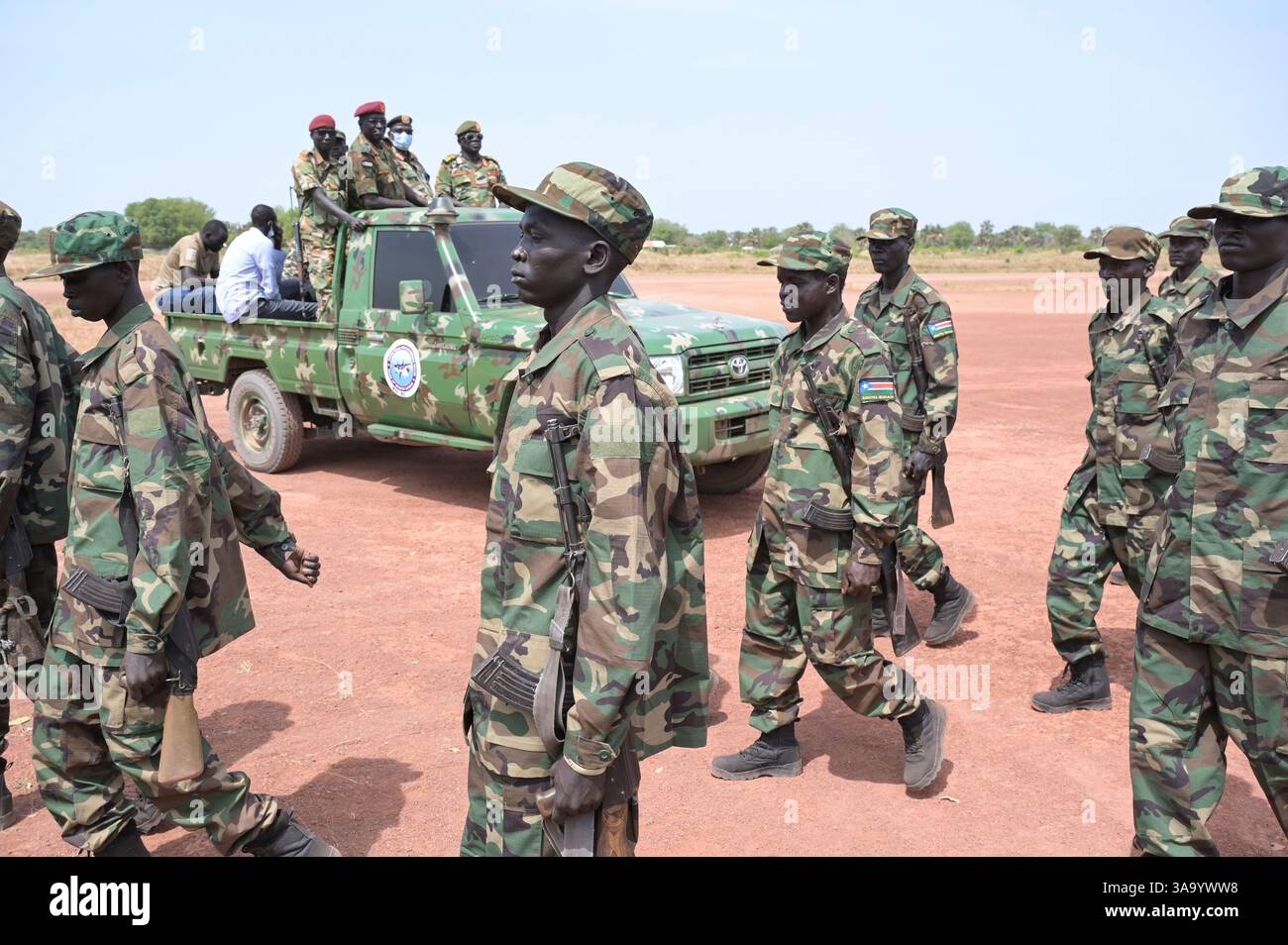 SÜDSUDAN, Seenstaat, Rumbek, bewaffnete SPLA-Streitkräfte am Flughafen / SÜDSUDAN, Seenstaat, Stadt Rumbek, SPLA Armee am Flughafen Stockfoto