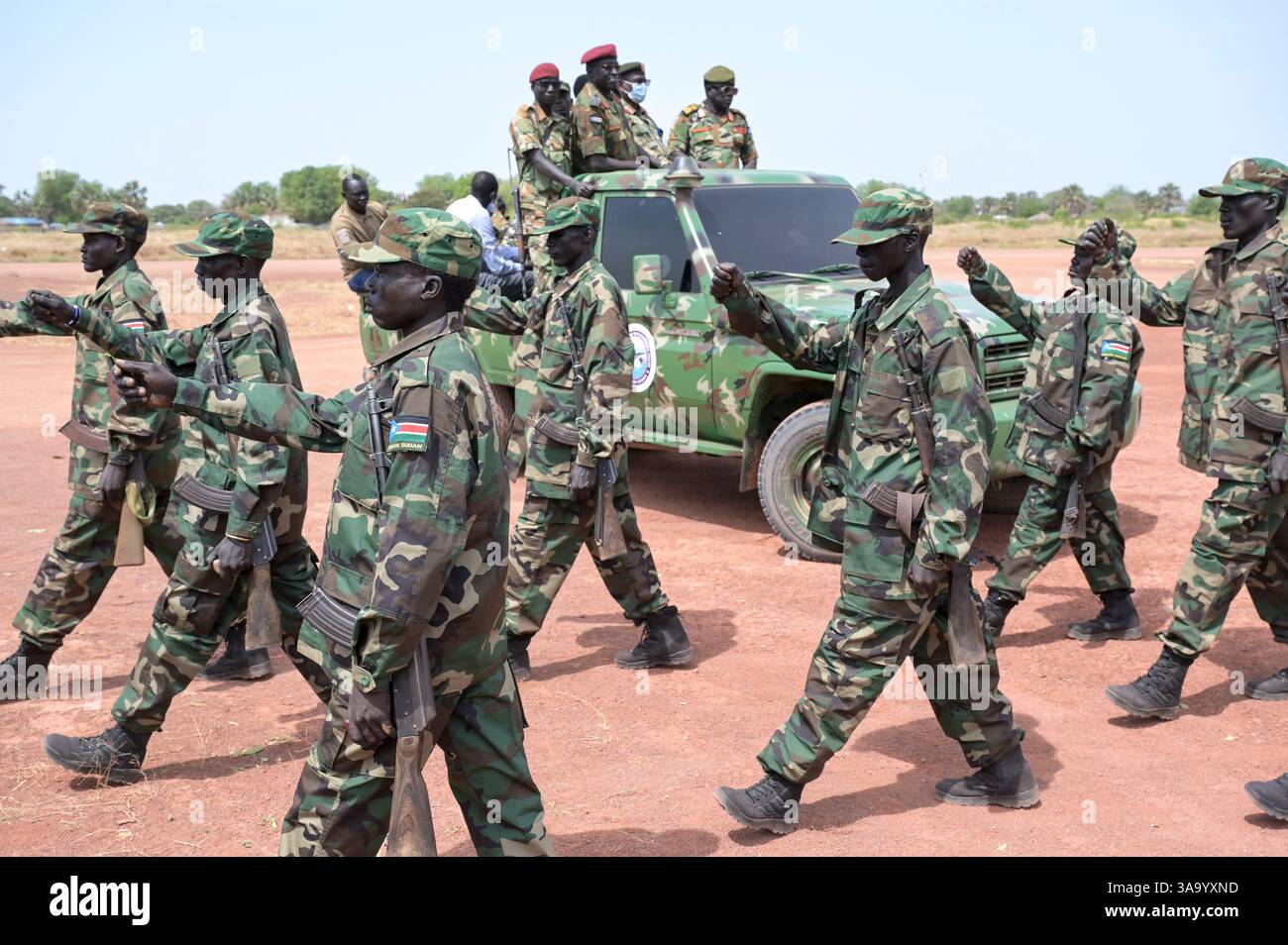 SÜDSUDAN, Seenstaat, Rumbek, bewaffnete SPLA-Streitkräfte am Flughafen / SÜDSUDAN, Seenstaat, Stadt Rumbek, SPLA Armee am Flughafen Stockfoto