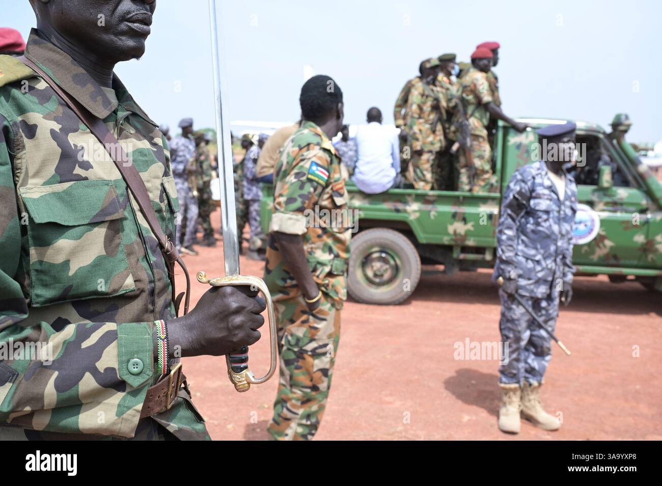 SÜDSUDAN, Seenstaat, Rumbek, bewaffnete SPLA-Streitkräfte am Flughafen / SÜDSUDAN, Seenstaat, Stadt Rumbek, SPLA Armee am Flughafen Stockfoto