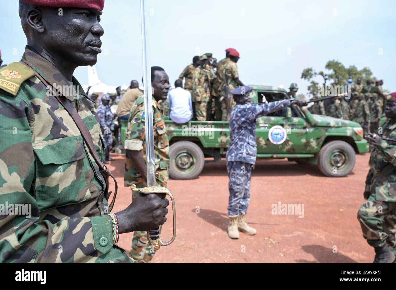 SÜDSUDAN, Seenstaat, Rumbek, bewaffnete SPLA-Streitkräfte am Flughafen / SÜDSUDAN, Seenstaat, Stadt Rumbek, SPLA Armee am Flughafen Stockfoto