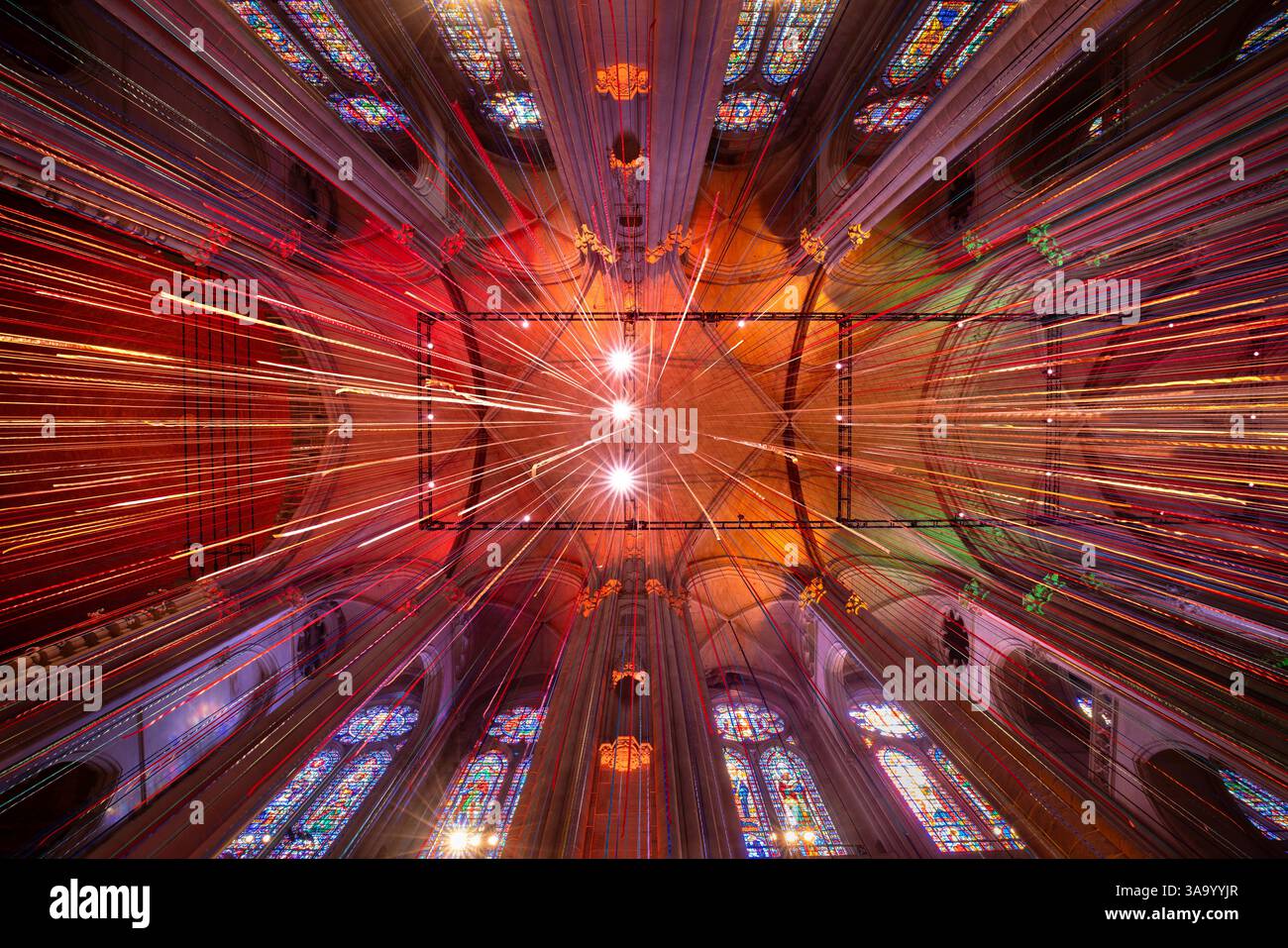 Schiff der Kathedrale von St. Johannes dem Göttlichen mit Installation zur Feier des LGBTQ-Pride-Monats. Upper Manhattan, New York City Stockfoto