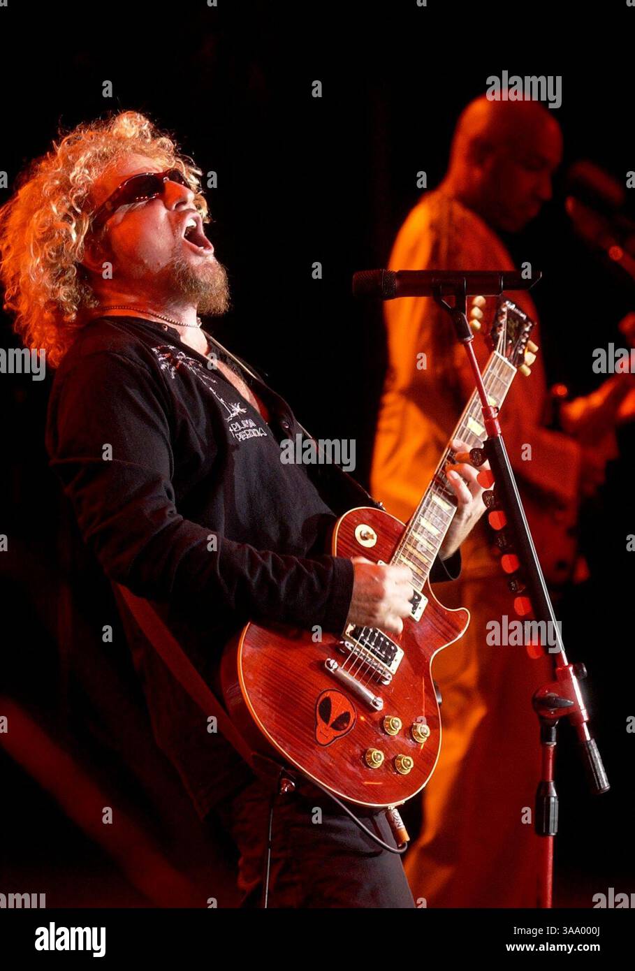 Sammy Hagar, The Red Rocker, tritt am Freitag, den 30. April 2004, im South Shore Room im Harrah's Hotel Casino auf, nachdem er sein Cabo Wabo Cantina im Harvey's Resort & Casino in Lake Tahoe eröffnet hatte. Sacramento Bee/Brian Bär/ZUMA Press Stockfoto Sammy Hagar, The Red Rocker, tritt am Freitag, den 30. April 2004, im South Shore Room im Harrah's Hotel Casino auf, nachdem er sein Cabo Wabo Cantina im Harvey's Resort & Casino in Lake Tahoe eröffnet hatte. Sacramento Bee/Brian Bär/ZUMA Press Stockfoto