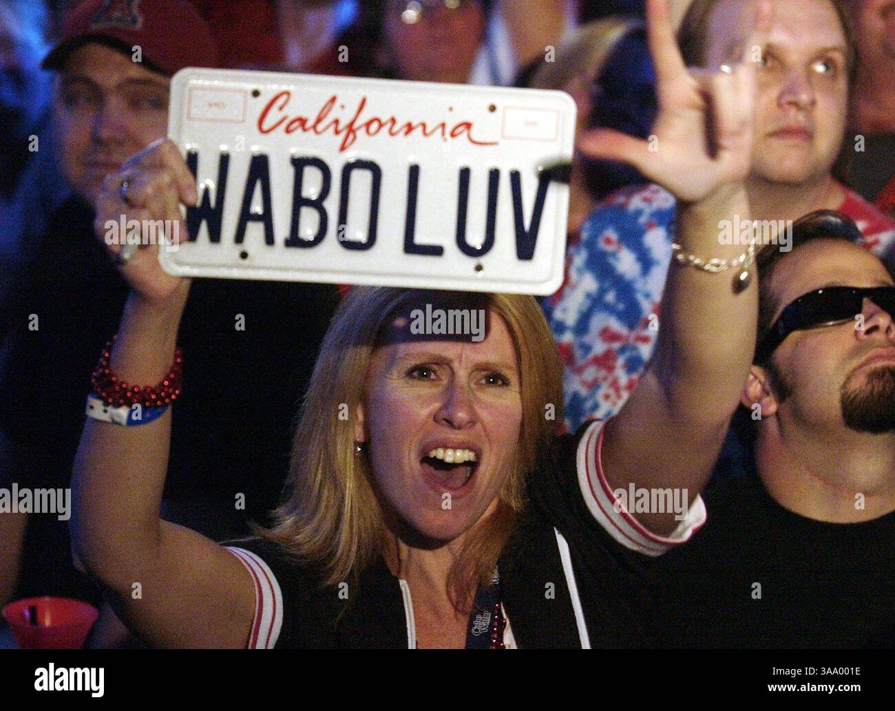 Ein KLEINER Fan hält Ein Nummernschild während des Konzerts von Sammy Hagar, The Red Rocker, im South Shore Room im Harrah's Hotel Casino am Freitag, den 30. April 2004, nach Eröffnung seines Cabo Wabo Cantina im Harvey's Resort & Casino in Lake Tahoe. Sacramento Bee/Brian Bär/ZUMA Press Stockfoto Ein KLEINER Fan hält Ein Nummernschild während des Konzerts von Sammy Hagar, The Red Rocker, im South Shore Room im Harrah's Hotel Casino am Freitag, den 30. April 2004, nach Eröffnung seines Cabo Wabo Cantina im Harvey's Resort & Casino in Lake Tahoe. Sacramento Bee/Brian Bär/ZUMA Press Stockfoto