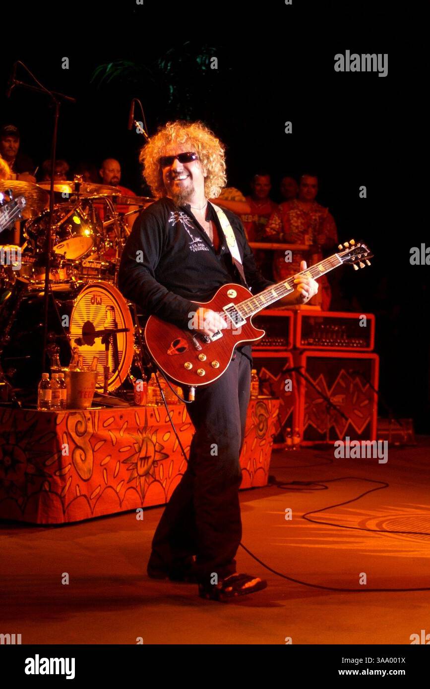 ZWEITES FOTO AUF DER VORDERSEITE Sammy Hagar, The Red Rocker, tritt am Freitag, den 30. April 2004, im South Shore Room im Harrah's Hotel Casino auf, nachdem er sein Cabo Wabo Cantina im Harvey's Resort & Casino in Lake Tahoe eröffnet hatte. Sacramento Bee/Brian Bär/ZUMA Press Stockfoto ZWEITES FOTO AUF DER VORDERSEITE Sammy Hagar, The Red Rocker, tritt am Freitag, den 30. April 2004, im South Shore Room im Harrah's Hotel Casino auf, nachdem er sein Cabo Wabo Cantina im Harvey's Resort & Casino in Lake Tahoe eröffnet hatte. Sacramento Bee/Brian Bär/ZUMA Press Stockfoto
