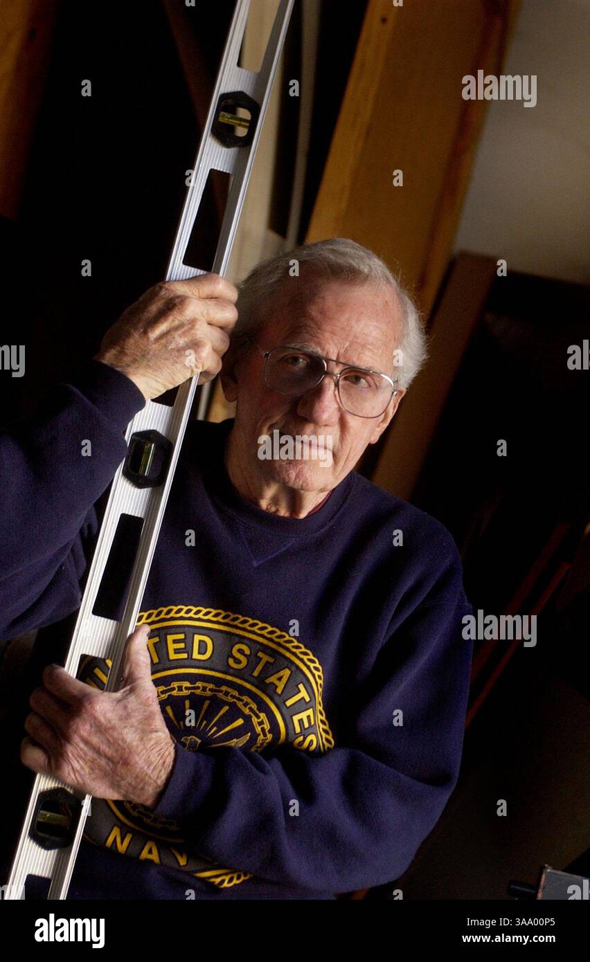 Richard Horgan, 78 (CQ), in seinem Atelier im Discovery Museum, Freitag, 23. Januar 2004. Horgan, ein natürlicher Zimmermann, baut seit 13 Jahren Sets im Discovery Museum. Einige seiner Kreationen sind durch den Staat gereist. Sacramento Bee/Brian Bär/ZUMA Press Stockfoto