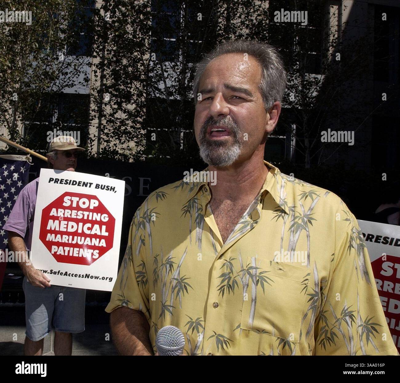 Richard Marino spricht mit den Medien vor dem Sacramento Federal Building während eines Protests gegen die DEA-Razzien gegen lokale Verteiler von medizinischem Marihuana am Mittwoch, den 8. September 2004. Letzten Freitag überfielen Agenten der Bundesbehörde DEA sein Haus und sein Geschäft, Capitol Compassionate Care. Sacramento Bee/Brian Bär/ZUMA Press Stockfoto