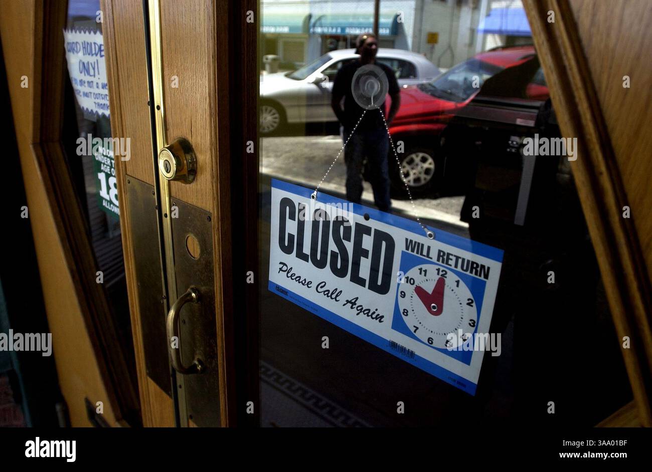 Ein enttäuschter Kunde steht vor dem geschlossenen Capitol Compassionate Care Medical Marihuana Store in Roseville, nachdem die Agenten das Haus und den Laden von Richard Marino am Freitag, den 3. September 2004 überfallen hatten. Richard Marino, der den Topf auf seinem Grundstück in Newcastle anbaute, um ihn in seinem Roseville-Geschäft Sacramento Bee/Brian Baer/ZUMA Press zu verkaufen Stockfoto