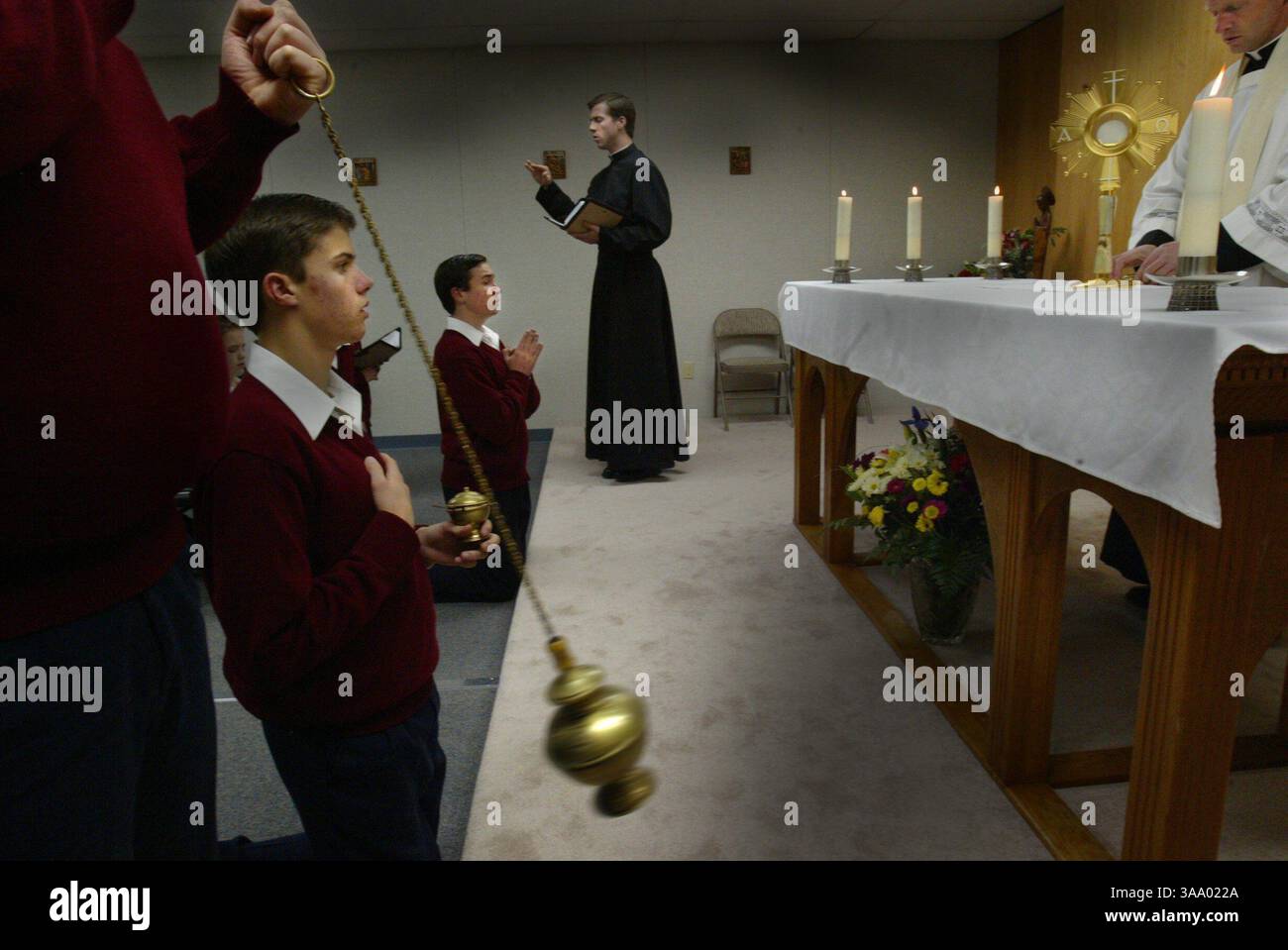Pater Gregory Usselmann führt die Jungen im Rahmen eines eucharistischen Gebetsgottesdienstes in der Kapelle in Gesang. Die neue Schule bildet Jungen zu Priestern aus. Foto aufgenommen an der Rollins Lake Road in Colfax, Mittwoch, 21. Dezember 2004. Sacramento Bee Bryan Patrick/ZUMA Press Stockfoto