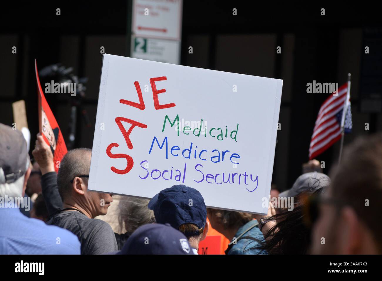 Tesla Takedown Demonstration gegen Elon Musk und DOGE, die zu einem Tesla Showroom in Manhattan marschieren. Stockfoto
