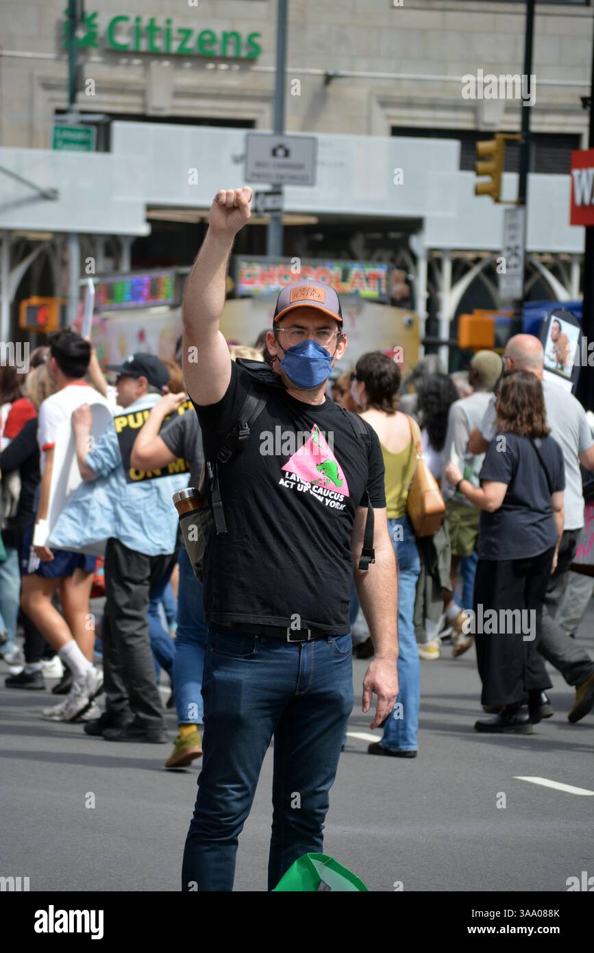 Tesla Takedown Demonstration gegen Elon Musk und DOGE, die zu einem Tesla Showroom in Manhattan marschieren. Stockfoto