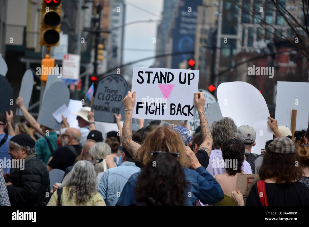 Tesla Takedown Demonstration gegen Elon Musk und DOGE, die zu einem Tesla Showroom in Manhattan marschieren. Stockfoto