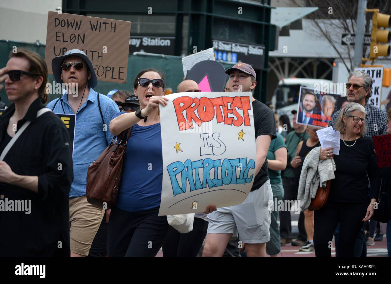 Tesla Takedown Demonstration gegen Elon Musk und DOGE, die zu einem Tesla Showroom in Manhattan marschieren. Stockfoto