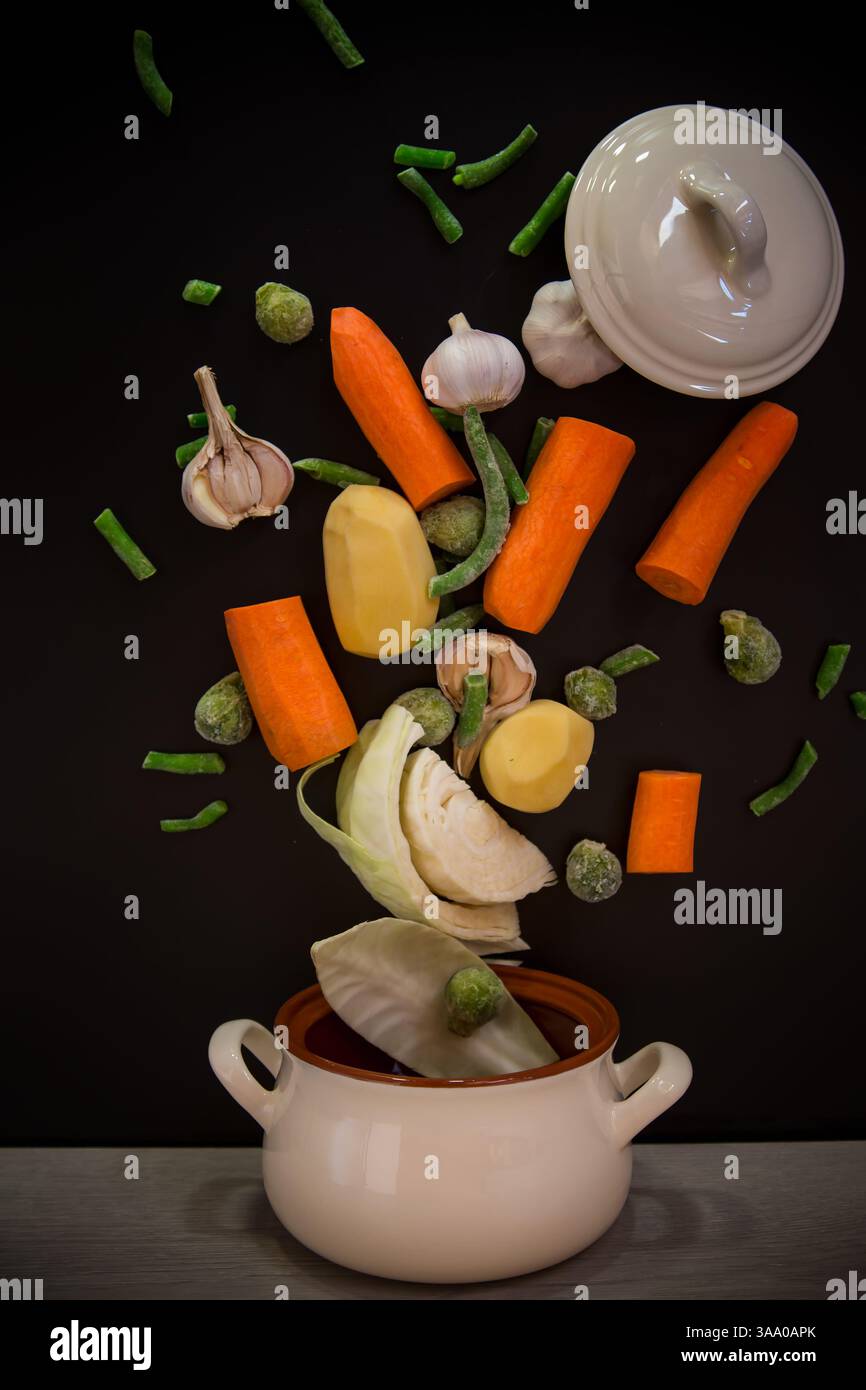 Gemüse in Bewegung vor dem Kochen in Suppe. Stockfoto